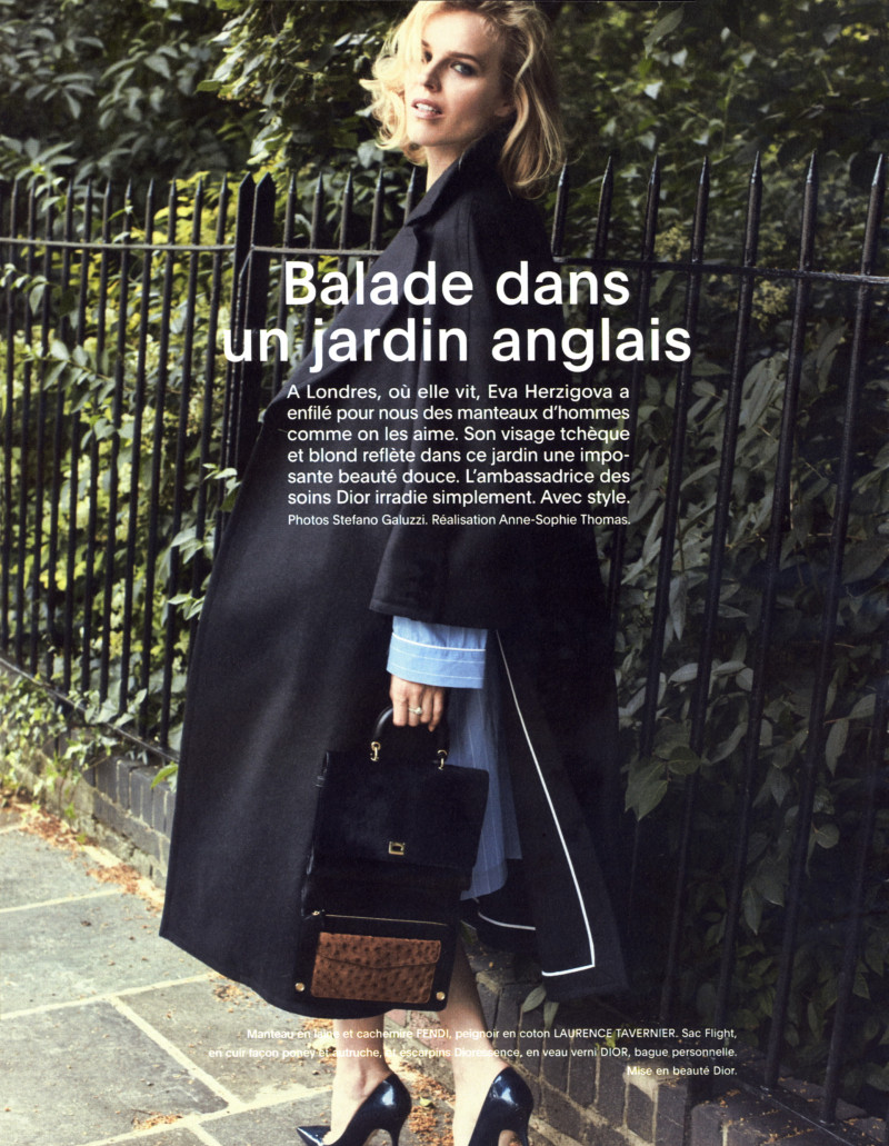 Eva Herzigova featured in Balade dans un jardin anglais, October 2016