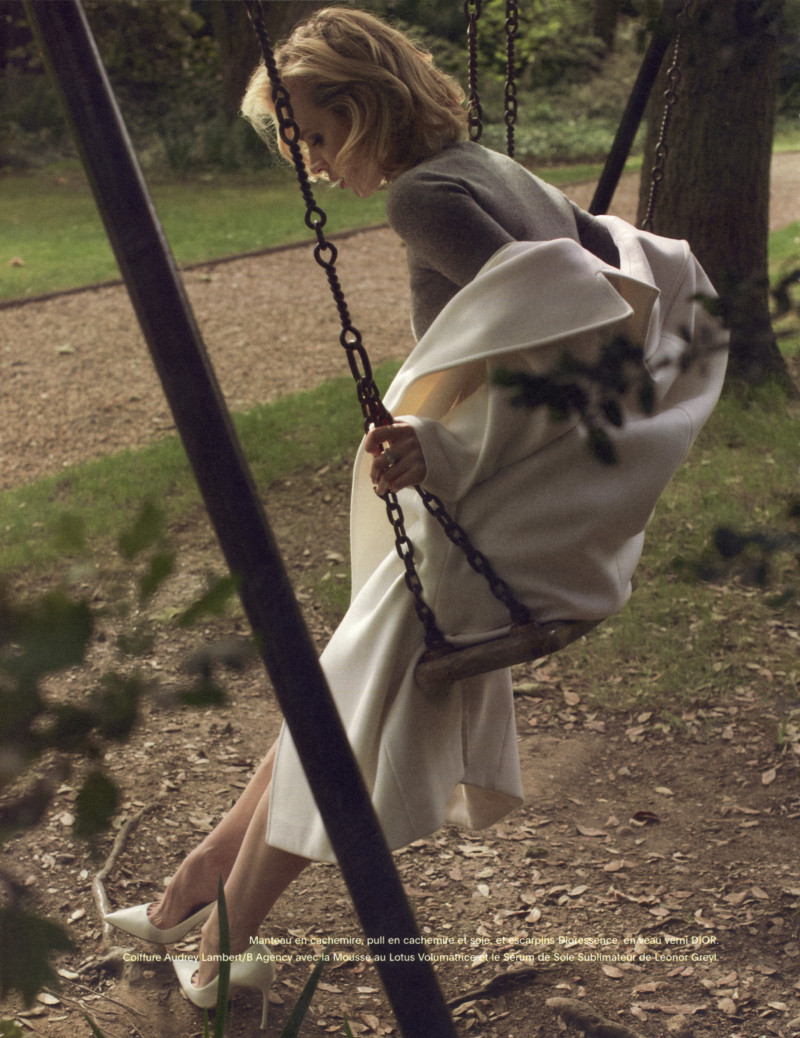 Eva Herzigova featured in Balade dans un jardin anglais, October 2016