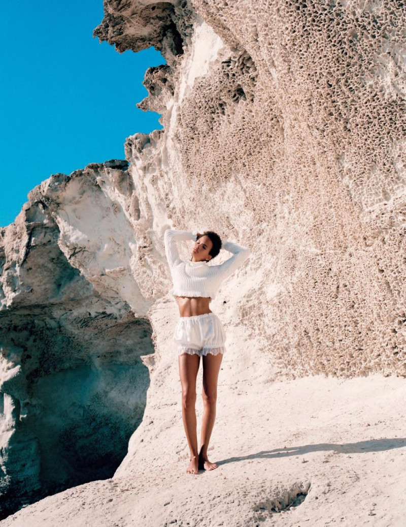 Litza Veloz featured in Con Su Blanca Calidez, March 2020