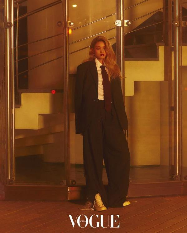Hailey Bieber\'s Oversized Party Look, December 2024