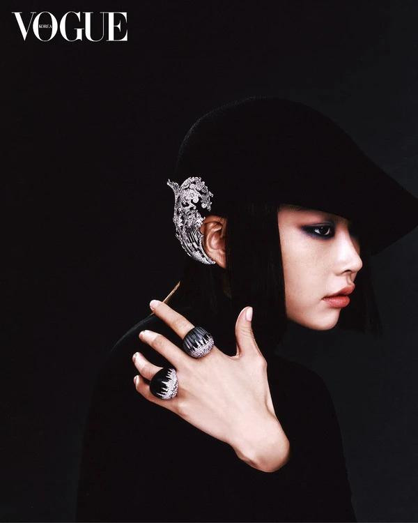 Seo-Yeon Lee featured in Starlight that becomes a jewel, a jewel that becomes starlight, December 2024
