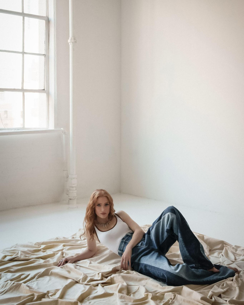 Jessica Chastain featured in Mas Alla Del Papel, April 2025