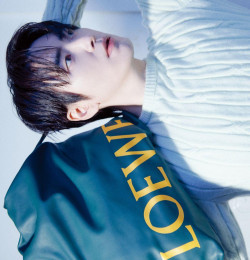 LEE Jun-Hyuk lets himself be discovered freely. 