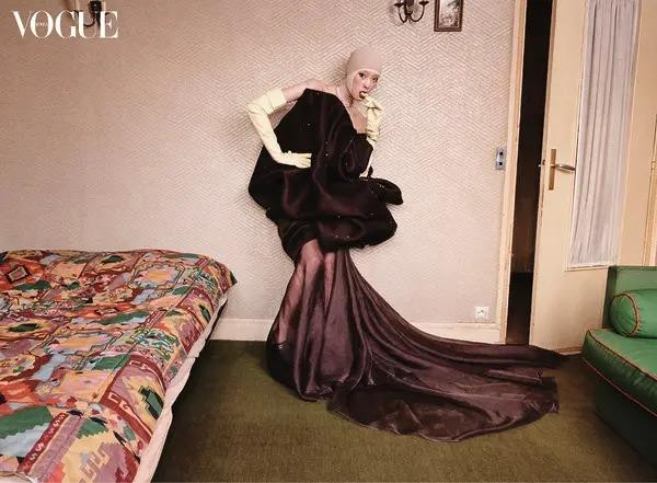 Yoonmi Sun featured in Between oil and chains, intense couture, April 2025