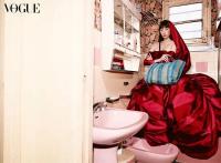 Between oil and chains, intense couture