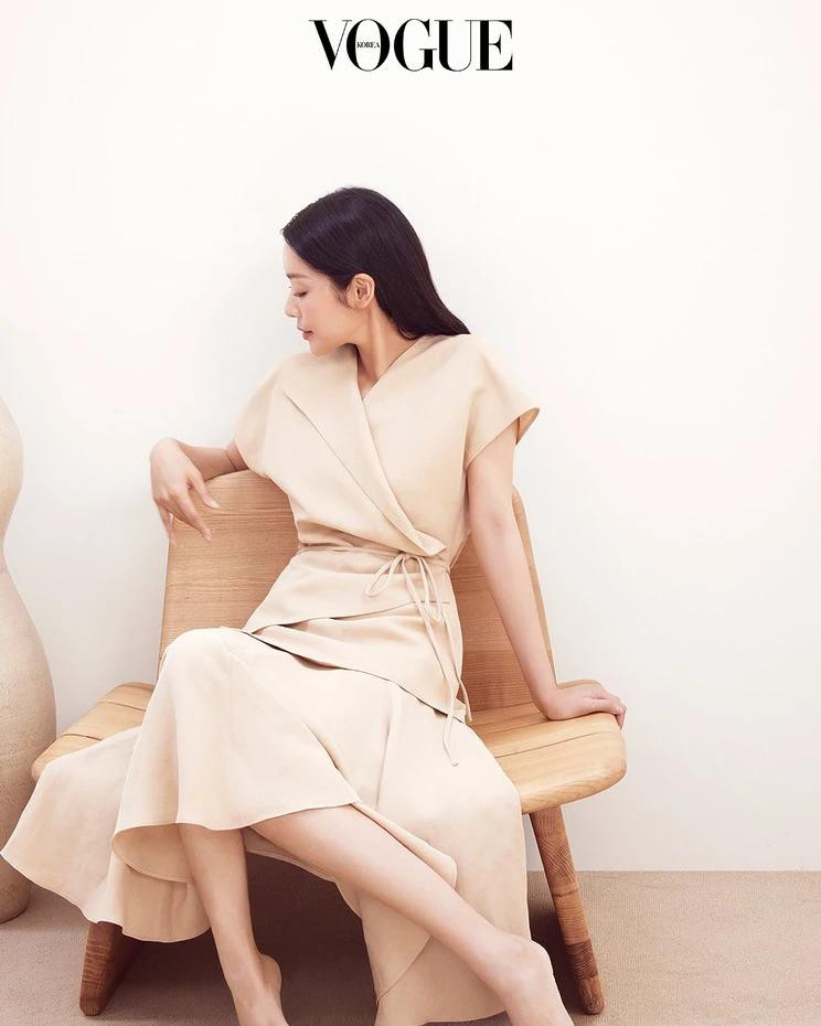 Cha Joo-Young\'s elegant movements in Fabiana Filippi, April 2025
