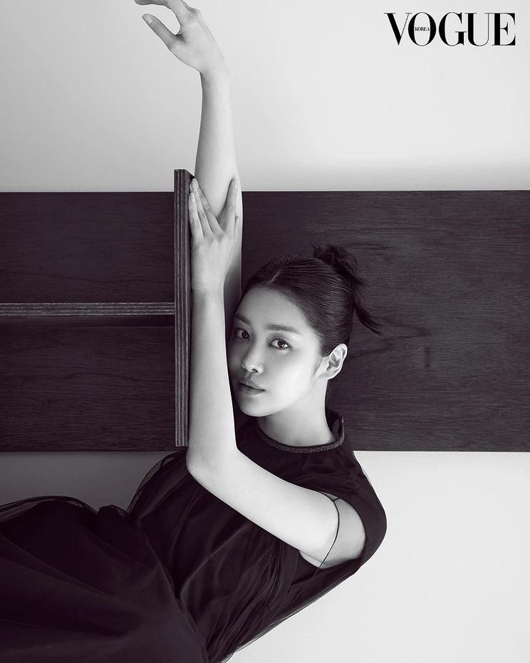 Cha Joo-Young\'s elegant movements in Fabiana Filippi, April 2025