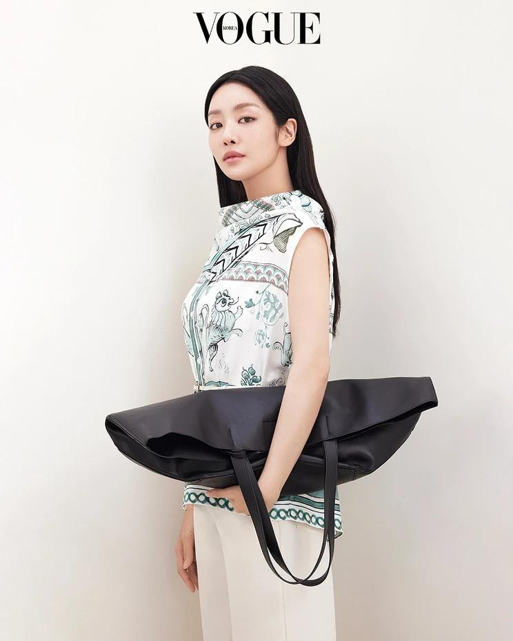 Cha Joo-Young\'s elegant movements in Fabiana Filippi, April 2025