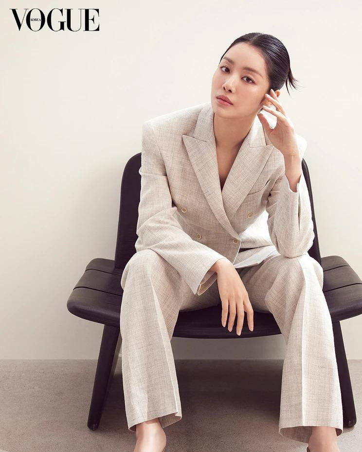 Cha Joo-Young\'s elegant movements in Fabiana Filippi, April 2025