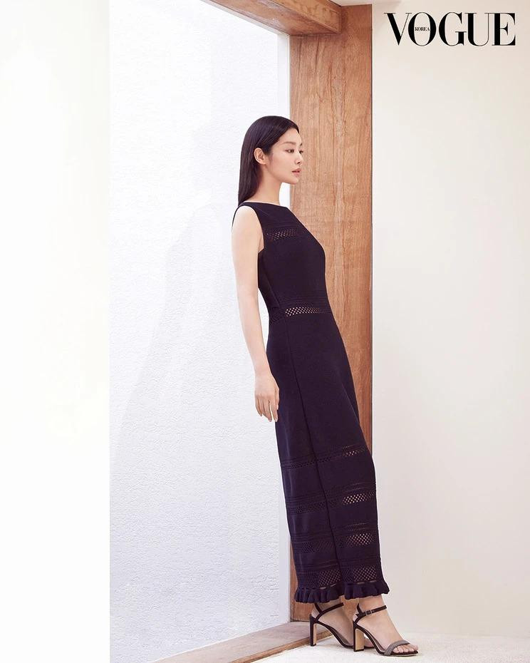 Cha Joo-Young\'s elegant movements in Fabiana Filippi, April 2025