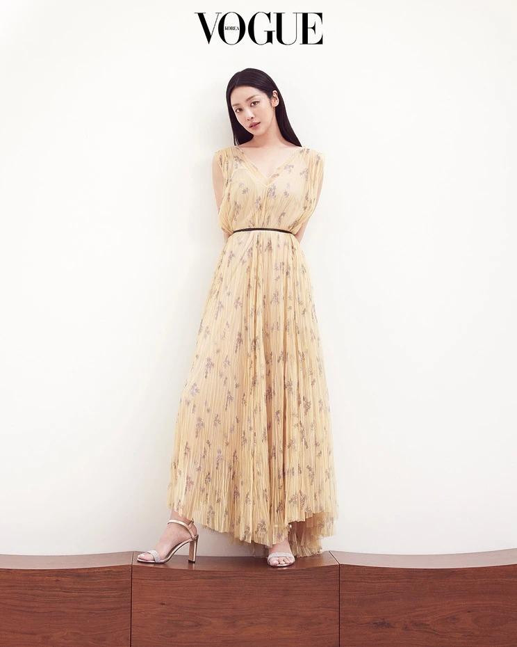 Cha Joo-Young\'s elegant movements in Fabiana Filippi, April 2025