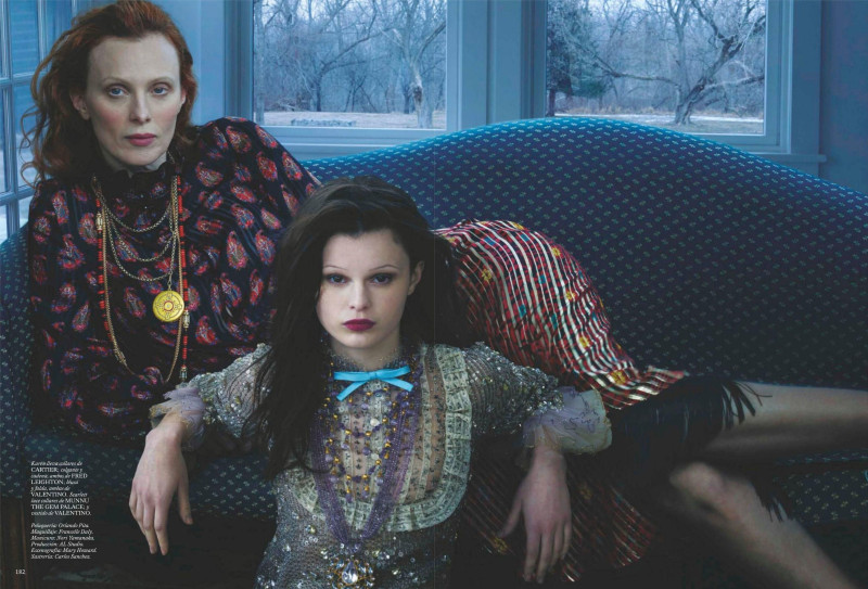 Karen Elson featured in De Madre A Hija, April 2025