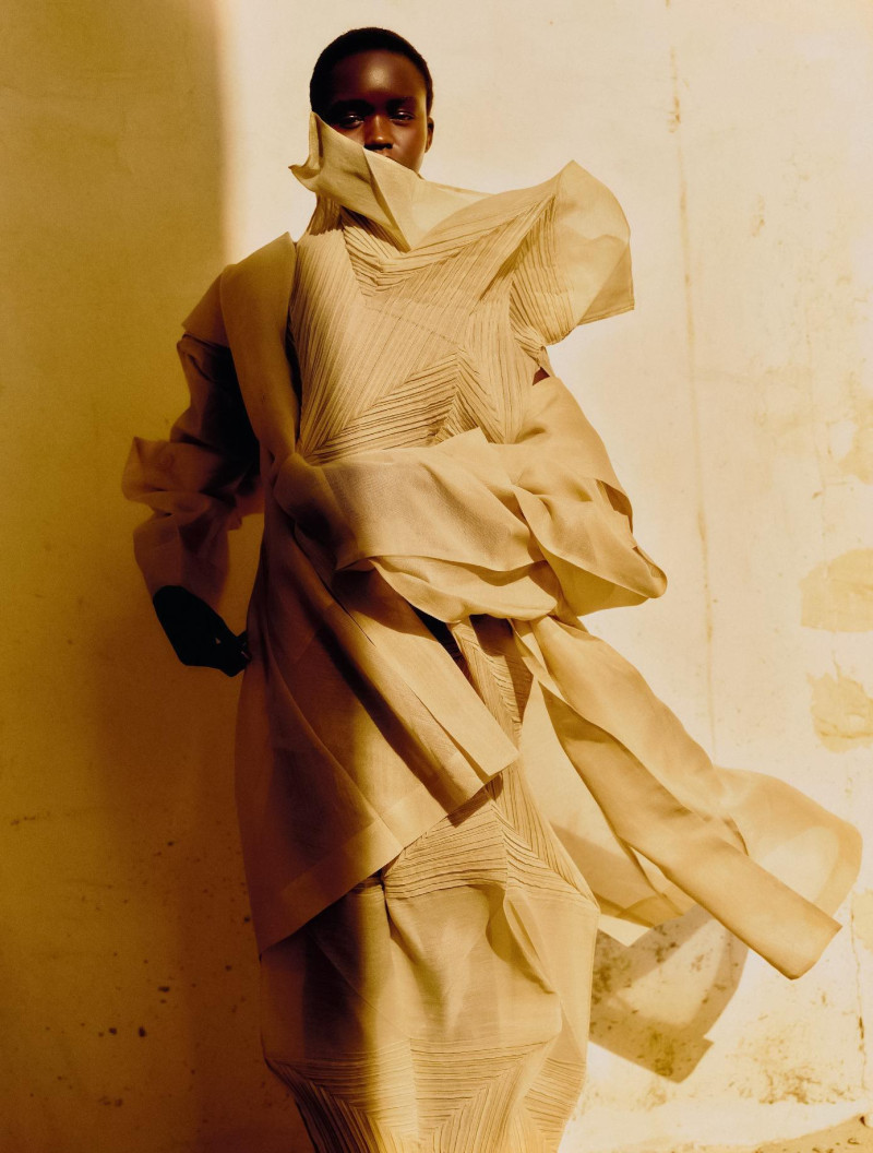 Anyier Anei featured in Les Caresses De L\'ombre, June 2025