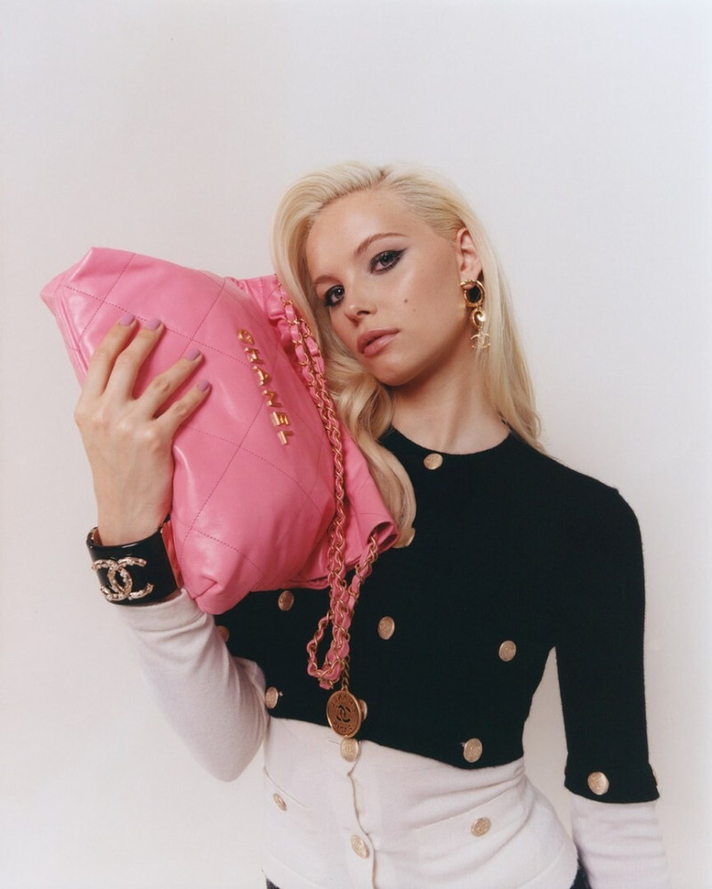 Tara Halliwell featured in Dreams of pink, October 2022