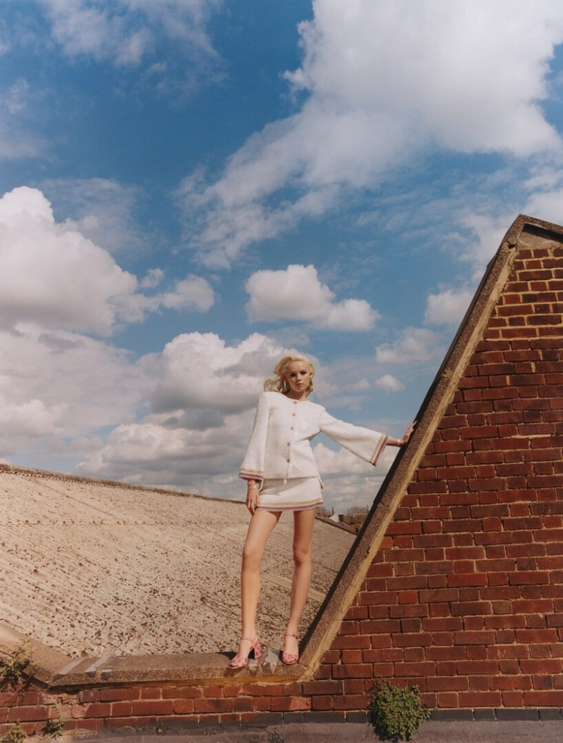 Tara Halliwell featured in Dreams of pink, October 2022