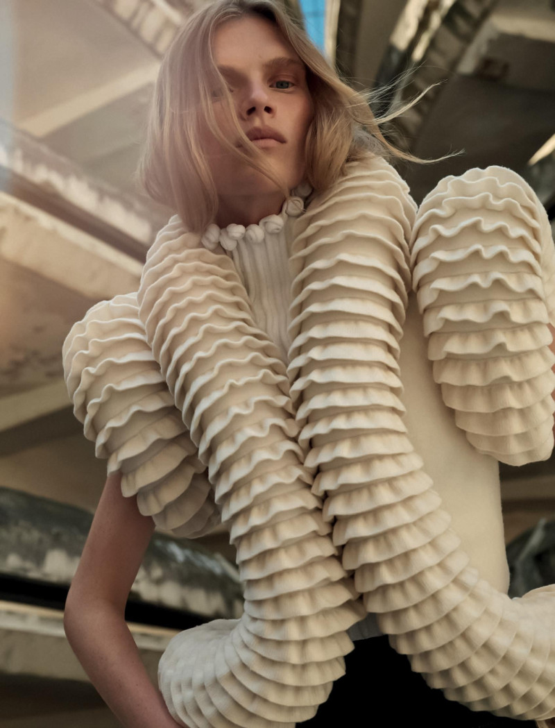 Sara Eirud featured in De L\'Ampleur, August 2025