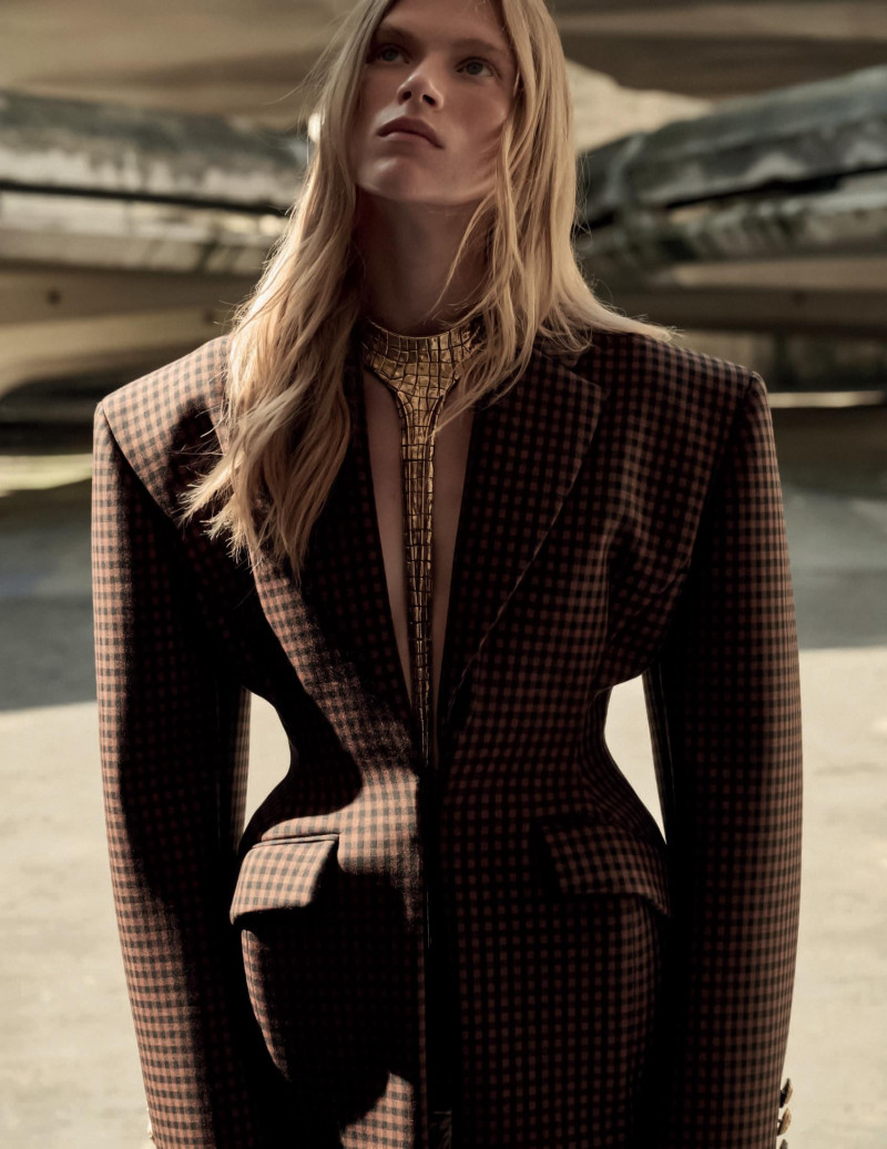 Sara Eirud featured in De L\'Ampleur, August 2025