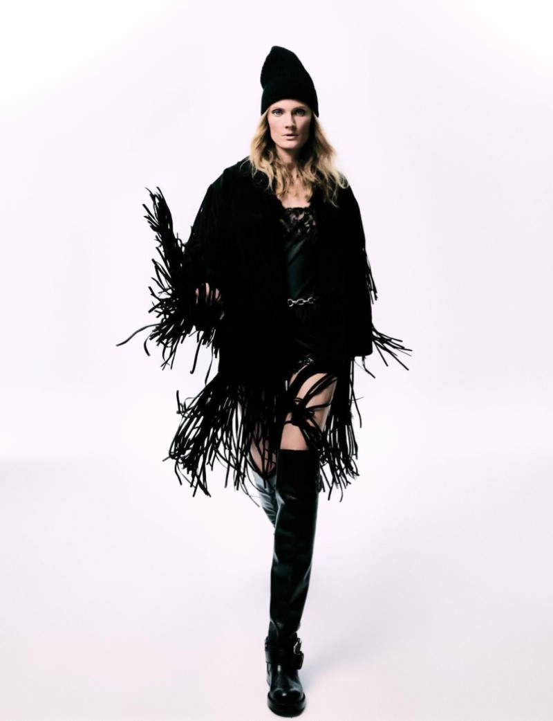 Constance Jablonski featured in Las Claves Del Otono, September 2025