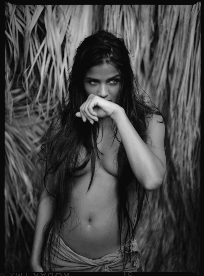 Helena Christensen featured in Cure di primavera per un volto nuevo, May 1992