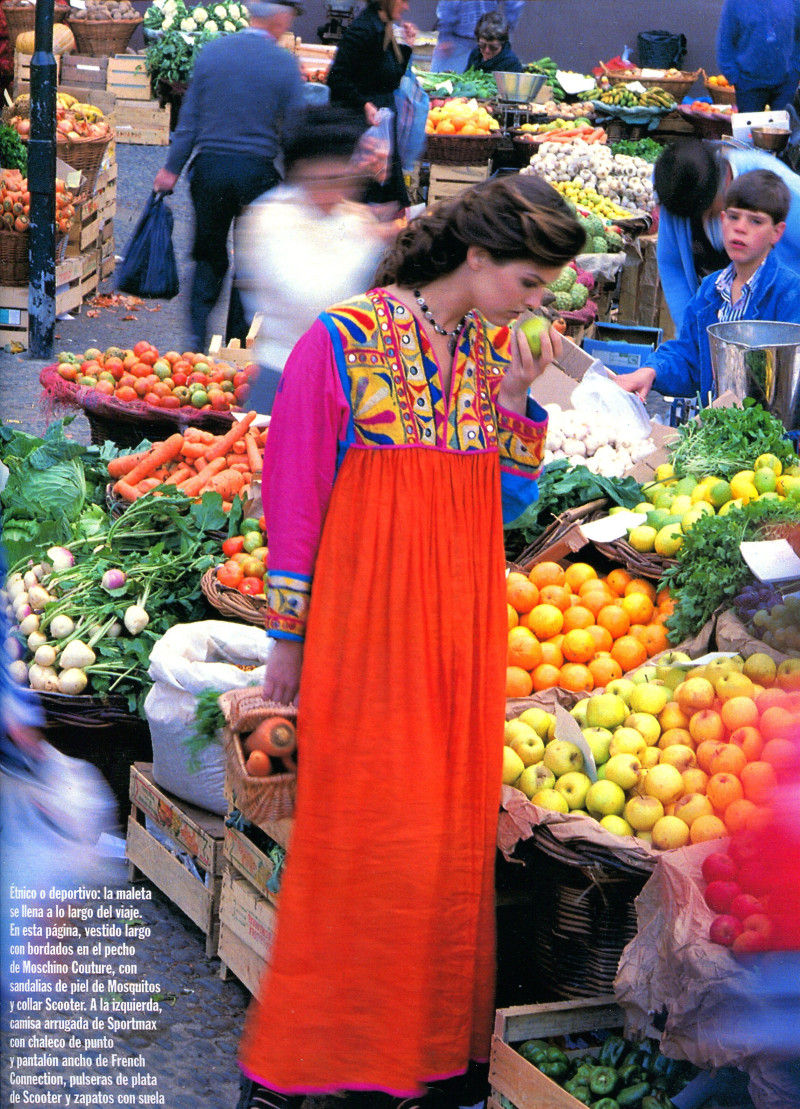 Shana Zadrick featured in ligera de equipaje, August 1994