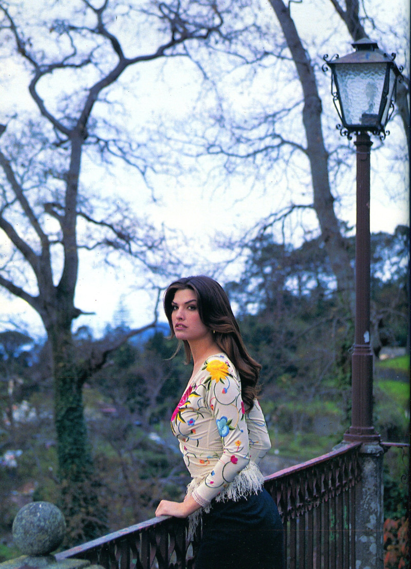 Shana Zadrick featured in ligera de equipaje, August 1994