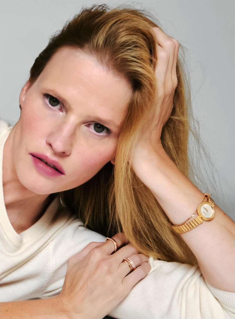 Lara Stone featured in Temps Infini, November 2025
