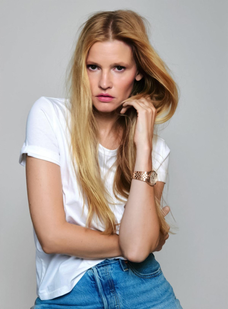 Lara Stone featured in Temps Infini, November 2025
