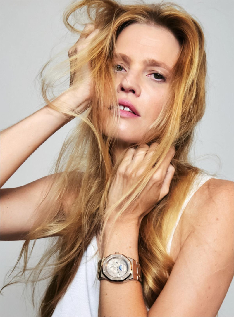 Lara Stone featured in Temps Infini, November 2025