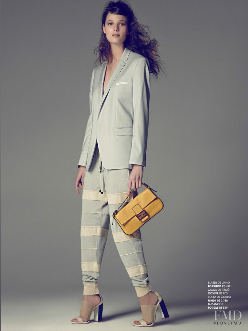 Débora Müller featured in Invista No Blazer, August 2013