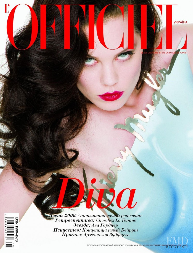 featured on the L\'Officiel Ukraine cover from March 2009
