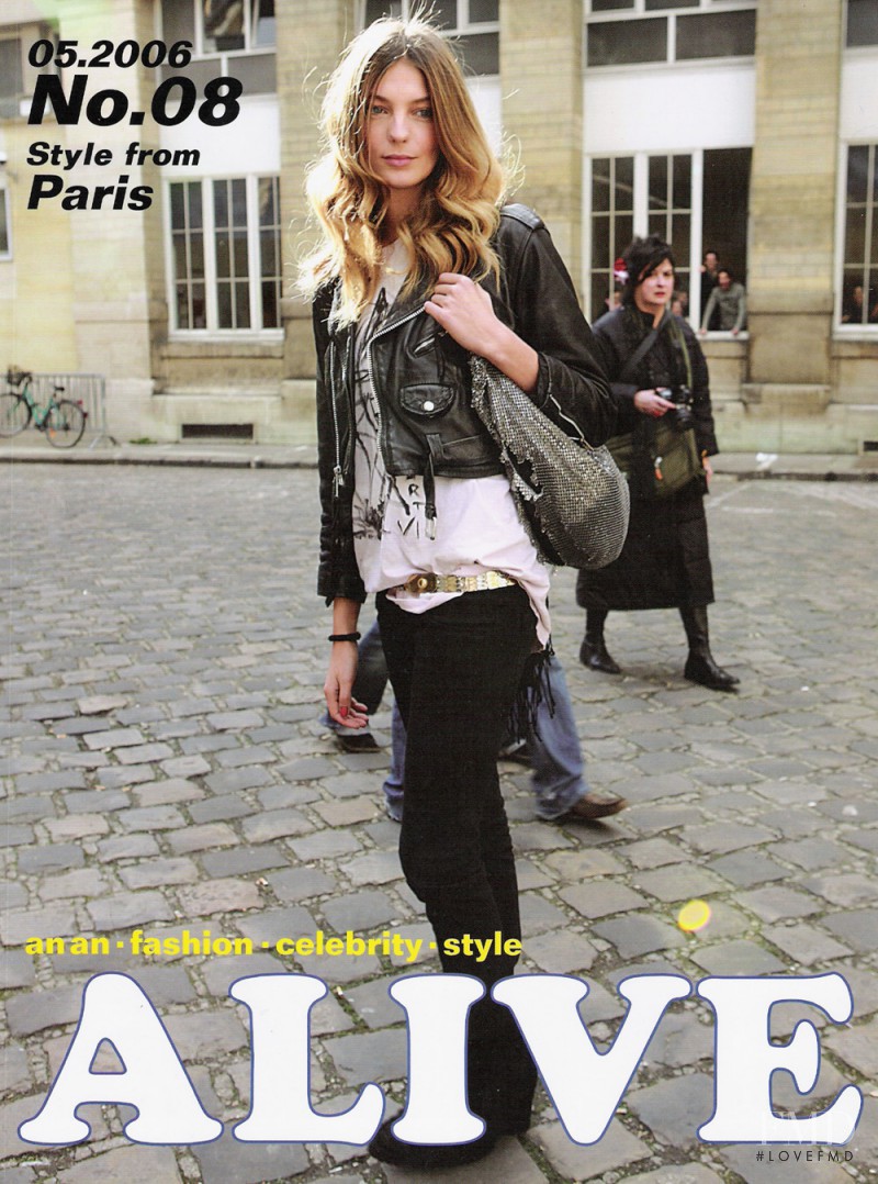Daria Werbowy featured on the Alive cover from May 2006