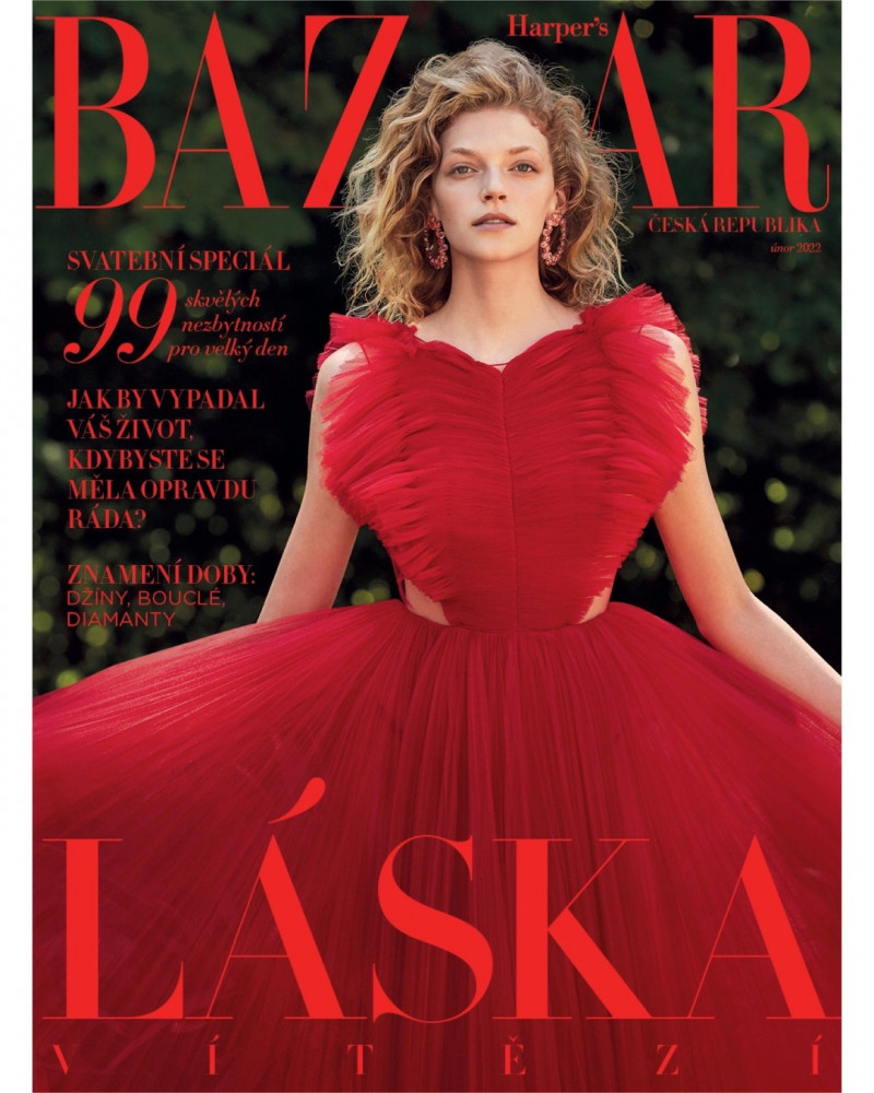 Eliza Kallmann featured on the Harper\'s Bazaar Czech cover from February 2022