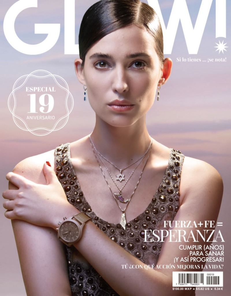 Samantha Zajarias featured on the Glow! Mexico cover from January 2024