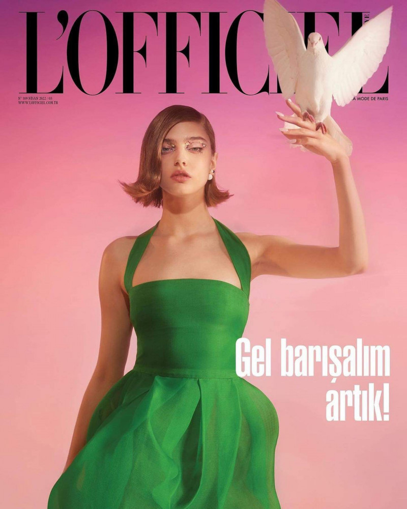 Liza Popova featured on the L\'Officiel Turkey cover from April 2022