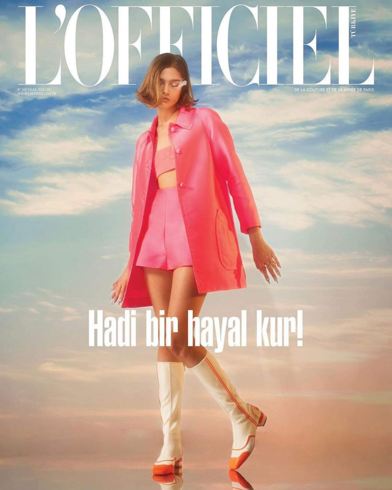 Liza Popova featured on the L\'Officiel Turkey cover from April 2022