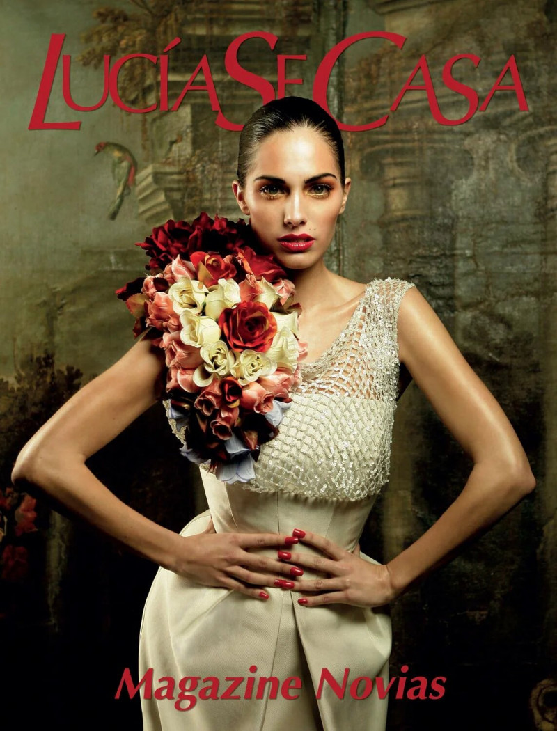 Mercedes Vela featured on the LucíaSeCasa cover from May 2013
