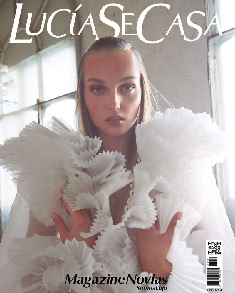 Mihaela Sisu featured on the LucíaSeCasa cover from December 2021