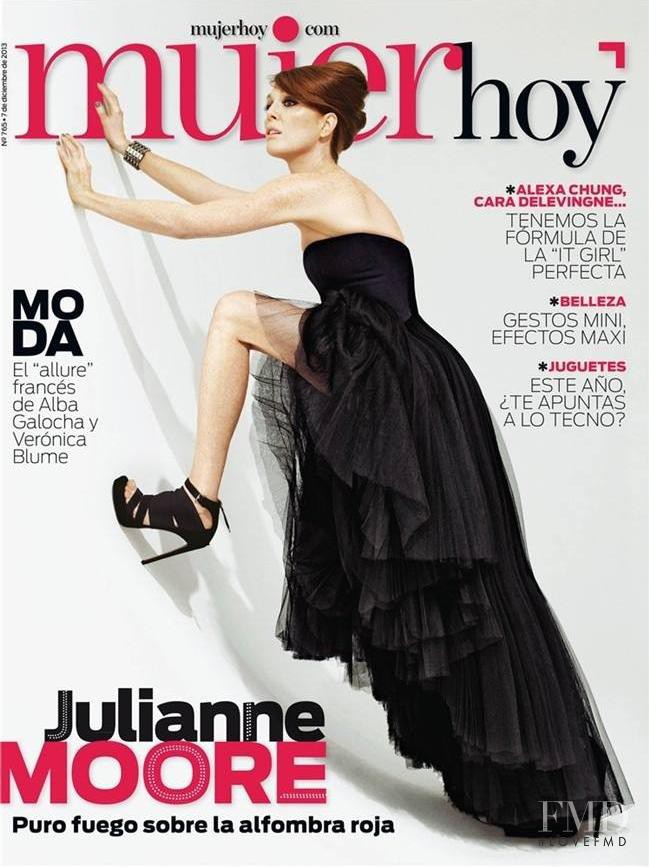 Julianne Moore featured on the Mujer Hoy cover from December 2013