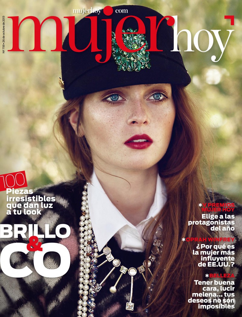 Sara featured on the Mujer Hoy cover from October 2013