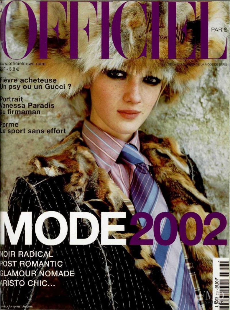  featured on the L\'Officiel France cover from August 2001