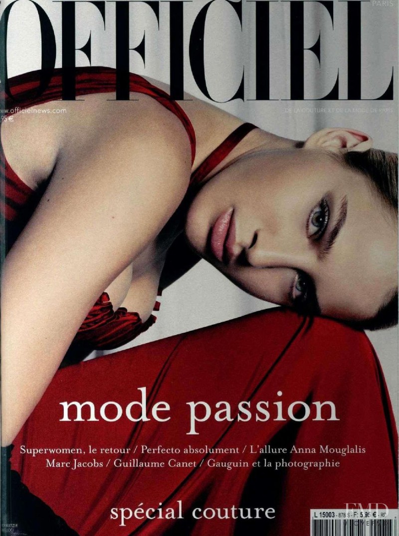  featured on the L\'Officiel France cover from September 2003