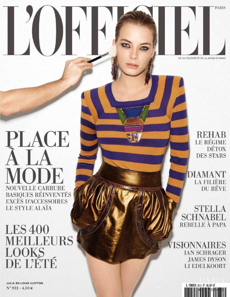  featured on the L\'Officiel France cover from February 2009