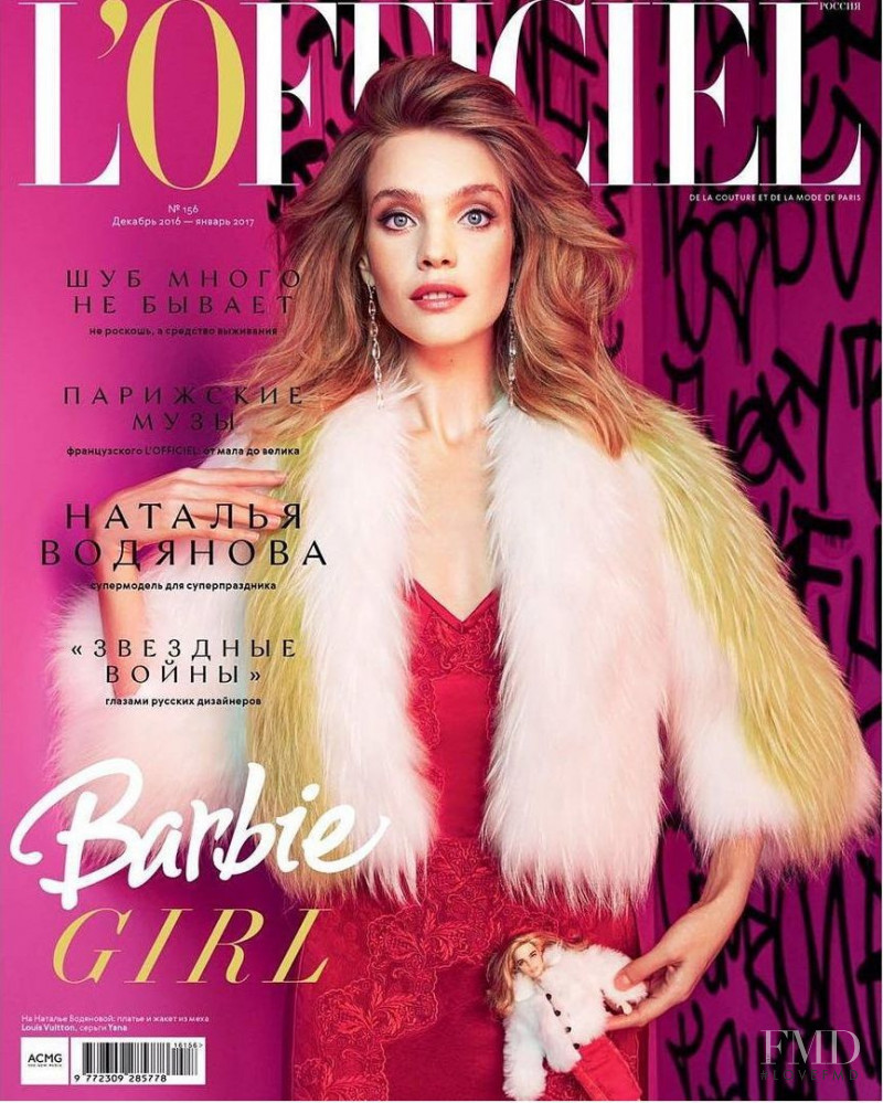 Natalia Vodianova featured on the L\'Officiel Russia cover from December 2016