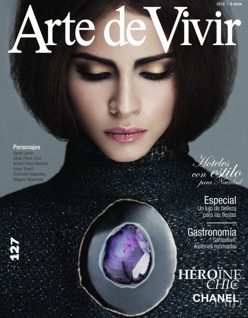 Alba Galocha featured on the Arte de Vivir cover from December 2012