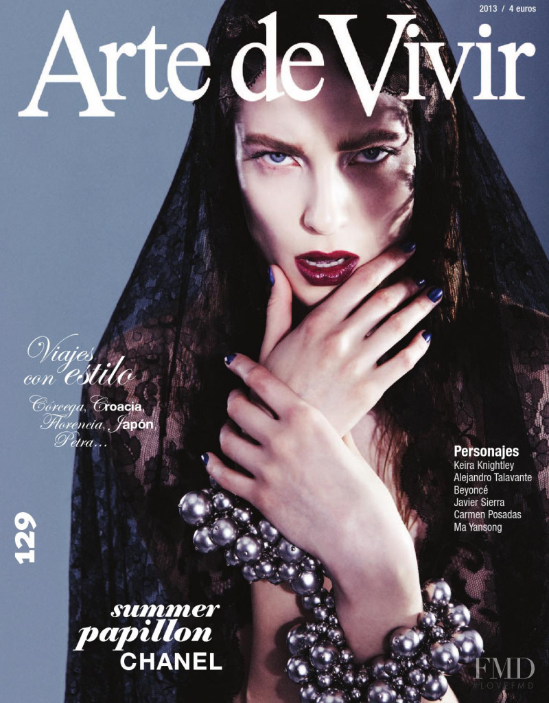 Masha Voronina featured on the Arte de Vivir cover from June 2013