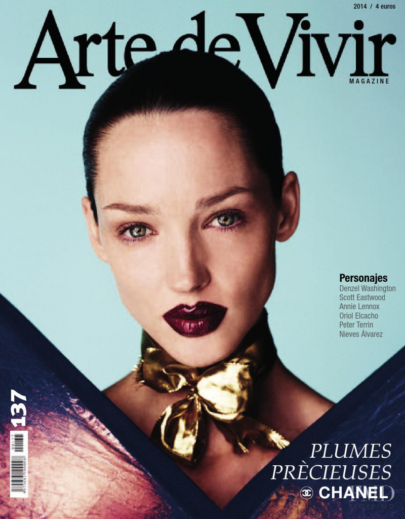 Carla Crombie featured on the Arte de Vivir cover from December 2014