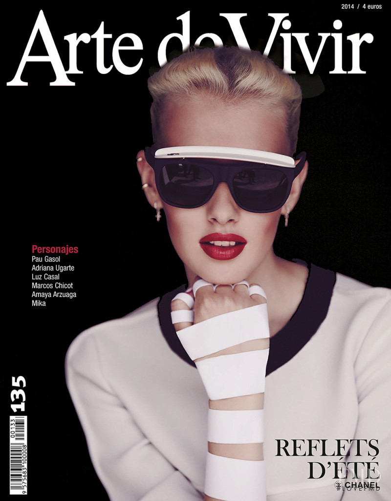 Sofya Titova featured on the Arte de Vivir cover from July 2014