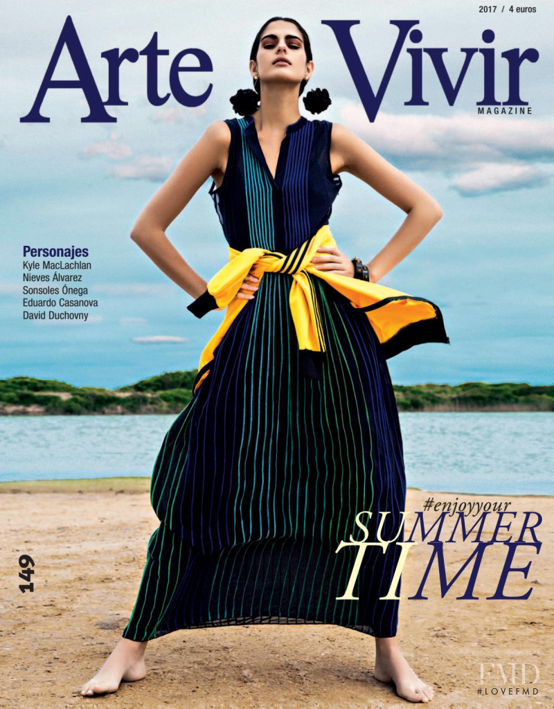 Raiane Madeira featured on the Arte de Vivir cover from July 2017