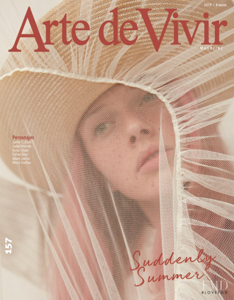 Maryna Polkanova featured on the Arte de Vivir cover from July 2019