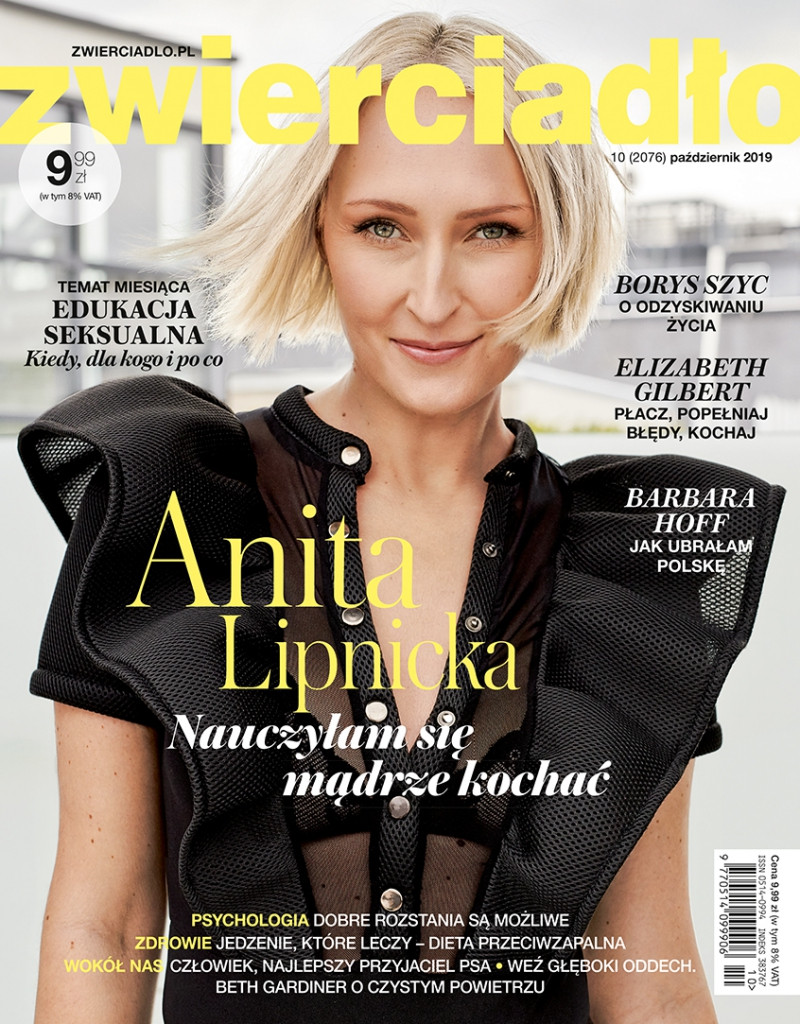  featured on the Zwierciadlo cover from October 2019